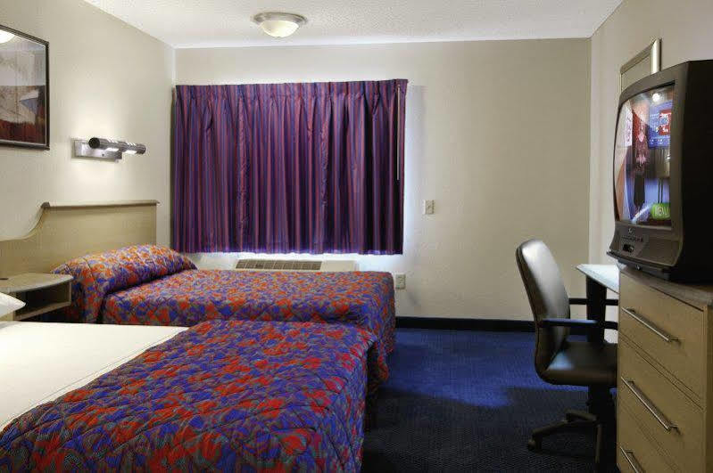 Red Roof Plus+ Downtown - Riverwalk Hotel 3*